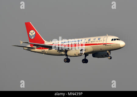 (180514) - CHENGDU, 14. Mai 2018 (Xinhua) - Flug 3U 8633, von Sichuan Airlines betrieben, bereitet die Notlandung nach ein mechanischer Fehler in Chengdu Shuangliu International Airport in Chengdu, der Hauptstadt der Provinz Sichuan im Südwesten Chinas, 14. Mai 2018 durchführen zu können. Teil des Cockpits Fenster brach wie den Airbus A319 über Chengdu flog. Das Flugzeug war auf dem Weg von Südwesten Chinas Chongqing Gemeinde nach Lhasa, der Hauptstadt der Autonomen Region Tibet. Es wurde gezwungen, an einem anderen Flughafen in Chengdu zu lenken. Alle Passagiere sicher sind, obwohl die Co- Pilot anhaltende Verletzungen im Gesicht und Stockfoto
