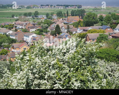 Münster am Meer, Kent, Großbritannien. 14 Mai, 2018. UK Wetter: sonnig warmen Tag in Münster am Meer, Kent. In Münster auf das Meer von der Spitze eines lokalen Park namens Glen, in Richtung Mündung der Themse (und Southend on Sea). Credit: James Bell/Alamy leben Nachrichten Stockfoto