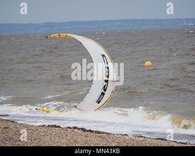 Münster am Meer, Kent, Großbritannien. 14 Mai, 2018. UK Wetter: sonnig warmen Tag in Münster am Meer, Kent. Ein Kitesurfer macht die meisten windigen Bedingungen. Credit: James Bell/Alamy leben Nachrichten Stockfoto