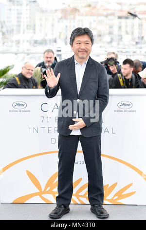 (180514) - Cannes, 14. Mai 2018 (Xinhua) - Regisseur Koreeda Hirokazu stellt bei einem Fotoshooting für den japanischen Film hoplifters" an der 71. Internationalen Filmfestspiele von Cannes in Cannes, Frankreich am 14. Mai 2018. Die 71. Internationalen Filmfestspiele von Cannes ist von 8. Mai bis 19. Mai statt. (Xinhua / Chen Yichen) (Hy) Stockfoto