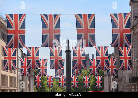 London, 14. Mai 2018. Anzeigen Weiter unten, Regent Street. Union Jack Flags auf Anzeige als London macht sich bereit für die königliche Hochzeit zwischen Prinz Harry und Meghan Markle am Samstag in Windsor. Credit: Imageplotter Nachrichten und Sport/Alamy leben Nachrichten Stockfoto