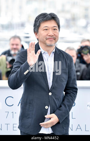 (180514) - Cannes, 14. Mai 2018 (Xinhua) - Regisseur Koreeda Hirokazu stellt bei einem Fotoshooting für den japanischen Film hoplifters" an der 71. Internationalen Filmfestspiele von Cannes in Cannes, Frankreich am 14. Mai 2018. Die 71. Internationalen Filmfestspiele von Cannes ist von 8. Mai bis 19. Mai statt. (Xinhua / Chen Yichen) (Hy) Stockfoto