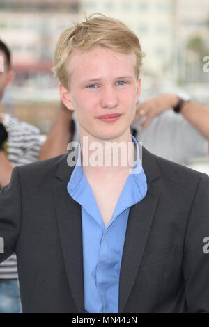 Cannes, Frankreich. 13. Mai, 2018. CANNES, Frankreich - 13. Mai: Schauspieler Victor Polster besucht das Fotoshooting für die "Mädchen" während der 71st jährlichen Filmfestspiele von Cannes im Palais des Festivals am 13. Mai 2018 in Cannes, Frankreich. Credit: Frederick Injimbert/ZUMA Draht/Alamy leben Nachrichten Stockfoto