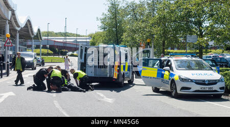 Kingston Park / Newcastle upon Tyne, Großbritannien. 14. Mai 2018. Northumbria Polizisten festnehmen und einen Verdächtigen außerhalb Tesco Supermarkt zurückhalten. Joseph Gaul/Alamy Leben Nachrichten. Stockfoto