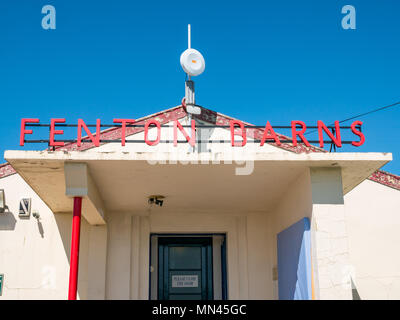 Ehemaliges Gebäude der Royal Air Force Officers' Mess, Drem Airfield, East Lothian, Schottland, Großbritannien. Eine Gedenktafel wurde am 14. Mai 2018 an der Außenwand von Fenton Barns enthüllt Stockfoto