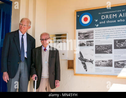 Drem, Schottland, 14. Mai 2018. Feiern RAF Drem Centenary, Schottland, Großbritannien. Eine Gedenktafel enthüllt das 100-jährige Jubiläum zu markieren. Es spielte eine wichtige Rolle im Zweiten Weltkrieg, mit Air Defence 43rd Fighter Squadron hier stationiert. Gordon Mills, 96 Jahre alt, hier während des zweiten Weltkriegs stationiert, vorgestellt. Der Flugplatz ist für die Erfindung der Drem Beleuchtung, Beihilfe spitfires in der Nacht, die von allen RAF Stationen angenommen wurde Land berühmt. Die übrigen Gebäude werden jetzt Fenton Scheunen Retail Village. Der kriegsveteran und Mitglied der Gullane und dirleton Geschichte Gesellschaft. Stockfoto