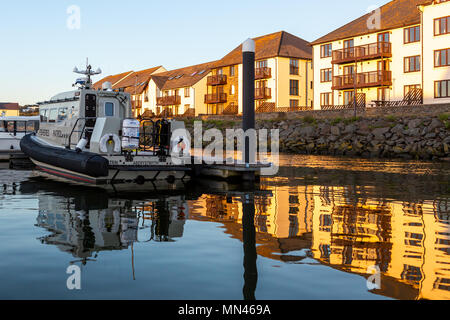 Aberystwyth, Ceredigion, Wales, Großbritannien, 13. Mai 2018 Deutschland Wetter: Reflexionen im Hafen als Aberystwyth genießt, blauer Himmel und Sonnenschein an diesem Abend. © Ian Jones/Alamy Leben Nachrichten. Stockfoto