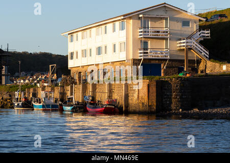 Aberystwyth, Ceredigion, Wales, Großbritannien, 13. Mai 2018 Deutschland Wetter: Reflexionen im Hafen als Aberystwyth genießt, blauer Himmel und Sonnenschein an diesem Abend. © Ian Jones/Alamy Leben Nachrichten. Stockfoto