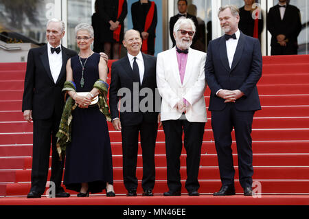 US Schauspieler Keir Dullea, Katharina Kubrick, Tochter der britische Regisseur Stanley Kubrick, Gast, deutsch-amerikanischer Produzent Jan Harlan und der britische Regisseur Christopher Nolan die Teilnahme an der die Tinte oder Schwimmen/Le Grand Bain 'Premiere während der 71St Cannes Film Festival im Palais des Festivals am 13. Mai 2018 in Cannes, Frankreich | Verwendung weltweit Stockfoto