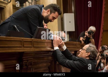 Barcelona, Katalonien, Spanien. 14 Mai, 2018. Präsident des katalanischen Parlaments ROGER TORRENT (L) congratules QUIM TORRA (R), nachdem der neue Präsident von Katalonien gewählt. Pro-unabhängigkeit Politiker Quim Torra hat neuen Präsidenten durch das Parlament von Katalonien gewählt. Torra sagte, daß er funktionieren wird der Inhaftierte katalanischen Führer zu befreien und nach Hause kommen die Exilanten zu machen, während die Katalanische Republik gehen. Credit: Jordi Boixareu/ZUMA Draht/Alamy leben Nachrichten Stockfoto