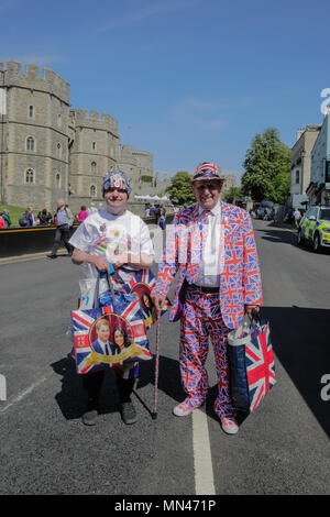 Windsor, Großbritannien. 14. Mai 2018. Royal Fans kommen in Windsor vor der königlichen Hochzeit. Royal fans John Loughrey, 63, aus Streatham und Terry Hutt, 83, von Weston-Super-Mare in Windsor vor der Hochzeit der SKH Prinz Harry und Ms Meghan Markle kamen am Samstag 19. Mai. Credit: Amanda Rose/Alamy leben Nachrichten Stockfoto