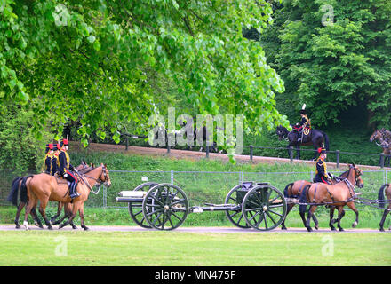 Windsor Castle, Großbritannien. Mai 2018. Windsor Castle, Großbritannien. Mai 2018. The Royal Windsor Horse Show at Home Park Private Windsor Castle UK Königstruppe, Königliche Pferdeartillerie Rückkehr in die Ställe nach dem Musical Drive of the King’s Truppe Königliche Pferdeartillerie Ende der Vorstellung , Credit: Gary Blake /Alamy Live News Stockfoto