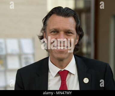 08. Mai 2018, Berlin, Deutschland: Urs Meier, ehemaliger Schweizer Fußballschiedsrichter, kommt auf die "Auszeichnung für Deutschen Fußball-Botschafter". Foto: Soeren Stache/dpa Stockfoto