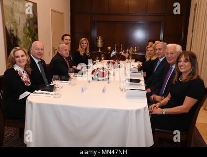 Die amerikanische Delegation hat Abendessen mit dem israelischen Ministerpräsidenten Benjamin Netanjahu die Eröffnung der neuen US-Botschaft in Jerusalem an der Residenz des Premierministers, 13. Mai 2018 in Jerusalem, Israel feiern. Sitzend von Links nach Rechts: US-Sonderbeauftragten für internationale Verhandlungen Jason Greenblatt und Frau Naomi Greenblatt, Stellvertretender Staatssekretär John Sullivan, Jared Kushner, Ivanka Trump, Sara Netanjahu, Benjamin Netanjahu, US-Botschafter in Israel David Friedman und seine Frau Tammy Sand. Stockfoto