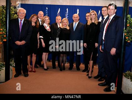 Die amerikanische Delegation stellt mit dem israelischen Premierminister Benjamin Netanjahu die Eröffnung der neuen US-Botschaft in Jerusalem an der Residenz des Premierministers, 13. Mai 2018 in Jerusalem, Israel feiern. Stehend von links nach rechts: U.S Botschafter in Israel David Friedman und seine Frau Tammy Sand, US-Sonderbeauftragten für internationale Verhandlungen Jason Greenblatt und Frau Naomi Greenblatt, Stellvertretender Staatssekretär John Sullivan, Sara Netanjahu, Benjamin Netanjahu, US-Finanzminister Steven Mnuchin, Ivanka Trump, Jared Kushner, und der israelische Botschafter in den USA Ron Dermer links. Stockfoto