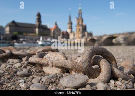 09 Mai 2018, Dresden, Deutschland: Eine Kette liegt im ausgetrockneten Flussbett am Ufer der Elbe. Die Altstadt ist im Hintergrund. Foto: Sebastian Kahnert/dpa-Zentralbild/dpa Stockfoto