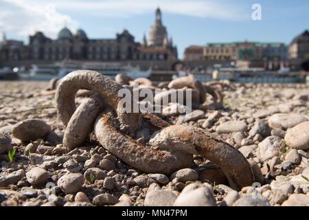 09 Mai 2018, Dresden, Deutschland: Eine Kette liegt im ausgetrockneten Flussbett am Ufer der Elbe. Die Altstadt ist im Hintergrund. Foto: Sebastian Kahnert/dpa-Zentralbild/dpa Stockfoto