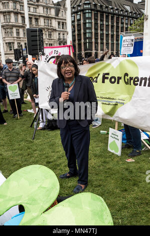 London, Großbritannien. 14 Mai, 2018. Diane Abbott im Gespräch mit den Menschen vor dem britischen Parlament. Demonstranten in Parliament Square in London versammelt, Gerechtigkeit für die Opfer der Grenfell Turm Brand im letzten Jahr zu verlangen. Credit: Brais G. Rouco/SOPA Images/ZUMA Draht/Alamy leben Nachrichten Stockfoto