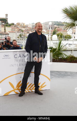 Cannes, Frankreich. 13. Mai, 2018. CANNES, Frankreich - 13. Mai: Benoit Poelvoorde besucht das Fotoshooting für die Tinte oder Schwimmen (Le Grand Bain)' während der 71st jährlichen Filmfestspiele von Cannes im Palais des Festivals am 13. Mai 2018 in Cannes, Frankreich. Credit: Frederick Injimbert/ZUMA Draht/Alamy leben Nachrichten Stockfoto