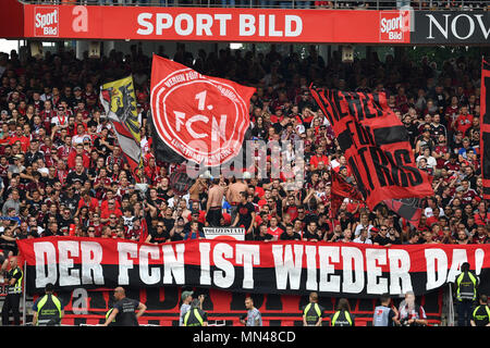 Nürnberg, Deutschland. 13. Mai, 2018. Wir kommen wieder Banner im Nuernberger Fanlock, Fans, Fußball-Fans, Fußball 2. Bundesliga/1.FC Nuremberg-Fortuna Düsseldorf 2-3, 34. Spieltag, Spieltag 34, Liga 2, Saison 2017/18 am 13.05.2018 Max-Morlock-Stadion. | Verwendung der weltweiten Kredit: dpa/Alamy leben Nachrichten Stockfoto