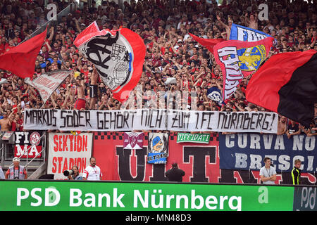 Anti Markus Soeder Banner in der Nürnberger Fanlock, Fans, Fußball-Fans, Fußball 2. Bundesliga/1.FC Nuremberg-Fortuna Düsseldorf 2-3, 34. Spieltag, Spieltag 34, Liga 2, Saison 2017/18 am 13.05.2018 Max-Morlock-Stadion. | Verwendung weltweit Stockfoto