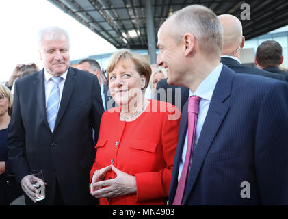 14. Mai 2018, Deutschland, Berlin: Deutscher Innenminister Horst Seehofer (CSU, von links nach rechts), Bundeskanzlerin Angela Merkel (CDU) und Wolfgang Krach, Chefredakteur der "Sueddeutschen Zeitung", Ankunft in der Nacht der Sueddeutschen Zeitung im Kulturforum. Foto: Jörg Carstensen/dpa Quelle: dpa Picture alliance/Alamy leben Nachrichten Stockfoto