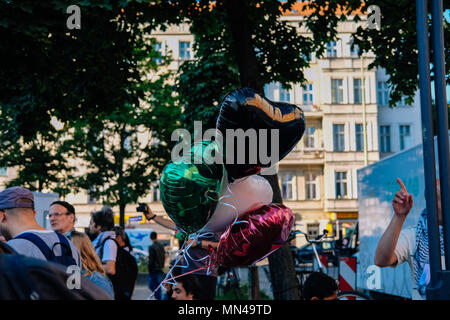 Berlin, Deutschland. 14. Mai 2018. Luftballons mit der palästinensischen Flagge Farben bei der Kundgebung in Berlin gegen das Vorgehen Israels in Gaza, in denen mehr als 50 Menschen getötet worden. Hunderte von Demonstranten, die sich in Berlin die gewalttätigen Aktionen, die von der israelischen Armee im Gazastreifen geführt hat, mindestens 50 Tote genommen worden ist, zu protestieren. Credit: SOPA Images Limited/Alamy leben Nachrichten Stockfoto