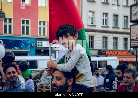 Berlin, Deutschland. 14. Mai 2018. Junge Holding eine palästinensische Flagge bei der Kundgebung in Berlin gegen das Vorgehen Israels in Gaza, in denen mehr als 50 Menschen getötet worden. Hunderte von Demonstranten, die sich in Berlin die gewalttätigen Aktionen, die von der israelischen Armee im Gazastreifen geführt hat, mindestens 50 Tote genommen worden ist, zu protestieren. Credit: SOPA Images Limited/Alamy leben Nachrichten Stockfoto