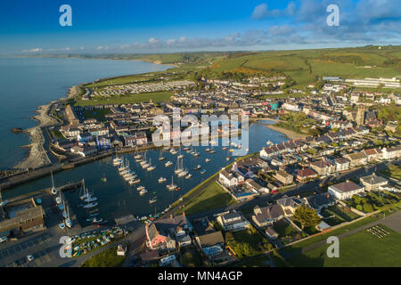 Aberaeron, Ceredigion Wales UK, Montag, 14. Mai 2018 Deutschland Wetter: Ein herrlich sonnigen Abend in Aberaeron, einer kleinen Stadt auf der West Wales Küste, mit seinen Häusern der malerische Hafen Arial Foto von CAA-gepresst lizenzierte Drone pilot Foto © Keith Morris/Alamy leben Nachrichten Stockfoto