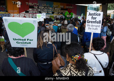 London, Großbritannien. 14 Mai, 2018. Mitglieder der Grenfell Gemeinschaft hören zu reden unter den Westway Überführung an Latimer Road am Ende der Grenfell Schweigemarsch. Der März, die auf der monatlichen Jahrestag der Feuer braucht, um am 14. Juni 2017, wurde jetzt auf der ursprünglichen Route ab dem Notting Hill methodistische Kirche zurückgekehrt. 71 Menschen in der Grenfell Turm Feuer und über 70 Tote wurden verletzt. Credit: Mark Kerrison/Alamy leben Nachrichten Stockfoto