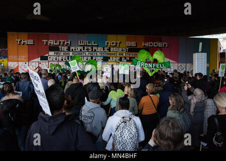 London, Großbritannien. 14 Mai, 2018. Mitglieder der Grenfell Gemeinschaft hören zu reden unter den Westway Überführung an Latimer Road am Ende der Grenfell Schweigemarsch. Der März, die auf der monatlichen Jahrestag der Feuer braucht, um am 14. Juni 2017, wurde jetzt auf der ursprünglichen Route ab dem Notting Hill methodistische Kirche zurückgekehrt. 71 Menschen in der Grenfell Turm Feuer und über 70 Tote wurden verletzt. Credit: Mark Kerrison/Alamy leben Nachrichten Stockfoto