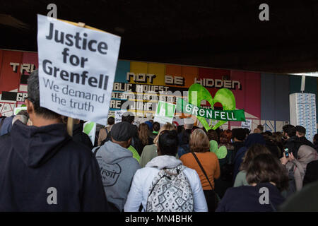 London, Großbritannien. 14 Mai, 2018. Mitglieder der Grenfell Gemeinschaft hören zu reden unter den Westway Überführung an Latimer Road am Ende der Grenfell Schweigemarsch. Der März, die auf der monatlichen Jahrestag der Feuer braucht, um am 14. Juni 2017, wurde jetzt auf der ursprünglichen Route ab dem Notting Hill methodistische Kirche zurückgekehrt. 71 Menschen in der Grenfell Turm Feuer und über 70 Tote wurden verletzt. Credit: Mark Kerrison/Alamy leben Nachrichten Stockfoto