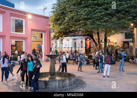 Plazoleta Chorro de Quevedo in der Dämmerung, La Candelaria, Bogota, Kolumbien Stockfoto