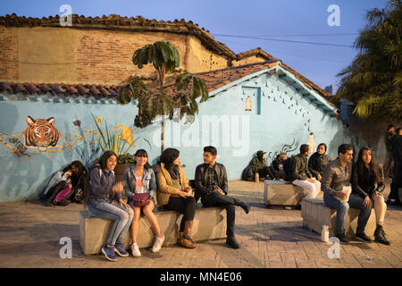 Plazoleta Chorro de Quevedo in der Dämmerung, La Candelaria, Bogota, Kolumbien, Südamerika Stockfoto