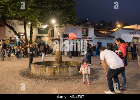 Plazoleta Chorro de Quevedo in der Dämmerung, La Candelaria, Bogota, Kolumbien, Südamerika Stockfoto