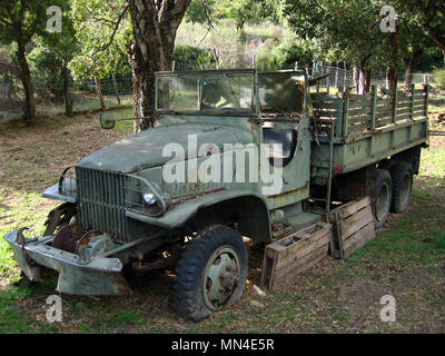 Der GMC CCKW auch als "Jimmy" war ein 2½-ton 6x6 Cargo truck der US-Armee, dass schwere Service sowohl im zweiten Weltkrieg und im Koreakrieg sah bekannt. Die ursprüngliche 'Deuce und eine Hälfte', ist das Rückgrat des berühmten Red Ball Express, die alliierten Armeen geliefert, da Sie ostwärts nach der normannischen Invasion geschoben gebildet.[2] Die CCKW kam in vielen Varianten, einschließlich offener oder geschlossener Kabine, langem Radstand (LWB353) und Kurz (SWB 352), und über eine Kerbe von spezialisierten Modelle. Es begann mit dem Einsatz der 6 × 6 M 35 1950 abgebaut werden, aber in der aktiven US-Service blieb bis Mitte der 1960er Jahre. Stockfoto