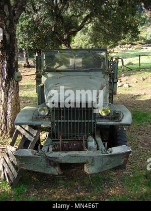 Der GMC CCKW auch als "Jimmy" war ein 2½-ton 6x6 Cargo truck der US-Armee, dass schwere Service sowohl im zweiten Weltkrieg und im Koreakrieg sah bekannt. Die ursprüngliche 'Deuce und eine Hälfte', ist das Rückgrat des berühmten Red Ball Express, die alliierten Armeen geliefert, da Sie ostwärts nach der normannischen Invasion geschoben gebildet.[2] Die CCKW kam in vielen Varianten, einschließlich offener oder geschlossener Kabine, langem Radstand (LWB353) und Kurz (SWB 352), und über eine Kerbe von spezialisierten Modelle. Es begann mit dem Einsatz der 6 × 6 M 35 1950 abgebaut werden, aber in der aktiven US-Service blieb bis Mitte der 1960er Jahre. Stockfoto