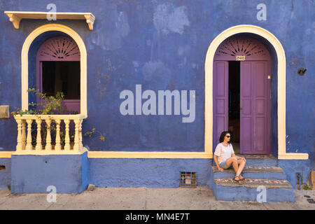 Eine Frau in einer Tür auf die bunten Straßen von Getsemani, Cartagena, Kolumbien Stockfoto