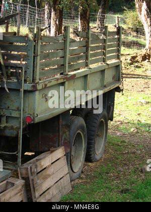 Der GMC CCKW auch als "Jimmy" war ein 2½-ton 6x6 Cargo truck der US-Armee, dass schwere Service sowohl im zweiten Weltkrieg und im Koreakrieg sah bekannt. Die ursprüngliche 'Deuce und eine Hälfte', ist das Rückgrat des berühmten Red Ball Express, die alliierten Armeen geliefert, da Sie ostwärts nach der normannischen Invasion geschoben gebildet.[2] Die CCKW kam in vielen Varianten, einschließlich offener oder geschlossener Kabine, langem Radstand (LWB353) und Kurz (SWB 352), und über eine Kerbe von spezialisierten Modelle. Es begann mit dem Einsatz der 6 × 6 M 35 1950 abgebaut werden, aber in der aktiven US-Service blieb bis Mitte der 1960er Jahre. Stockfoto