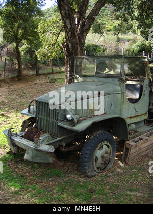 Der GMC CCKW auch als "Jimmy" war ein 2½-ton 6x6 Cargo truck der US-Armee, dass schwere Service sowohl im zweiten Weltkrieg und im Koreakrieg sah bekannt. Die ursprüngliche 'Deuce und eine Hälfte', ist das Rückgrat des berühmten Red Ball Express, die alliierten Armeen geliefert, da Sie ostwärts nach der normannischen Invasion geschoben gebildet.[2] Die CCKW kam in vielen Varianten, einschließlich offener oder geschlossener Kabine, langem Radstand (LWB353) und Kurz (SWB 352), und über eine Kerbe von spezialisierten Modelle. Es begann mit dem Einsatz der 6 × 6 M 35 1950 abgebaut werden, aber in der aktiven US-Service blieb bis Mitte der 1960er Jahre. Stockfoto