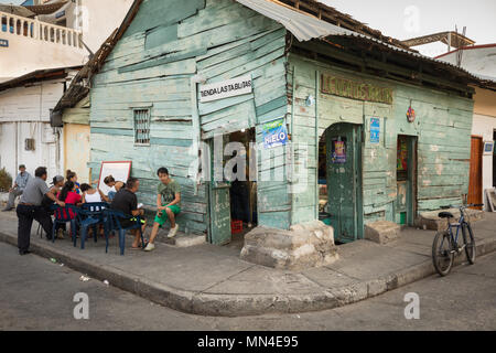 Englisch-unterricht außerhalb eines Shop auf die bunten Straßen von Getsemani, Cartagena, Kolumbien, Südamerika Stockfoto