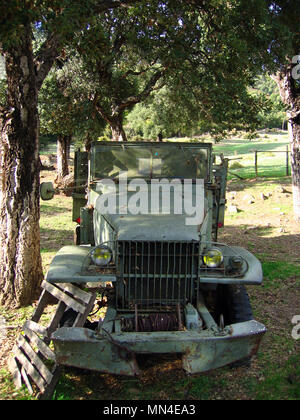 Der GMC CCKW auch als "Jimmy" war ein 2½-ton 6x6 Cargo truck der US-Armee, dass schwere Service sowohl im zweiten Weltkrieg und im Koreakrieg sah bekannt. Die ursprüngliche 'Deuce und eine Hälfte', ist das Rückgrat des berühmten Red Ball Express, die alliierten Armeen geliefert, da Sie ostwärts nach der normannischen Invasion geschoben gebildet.[2] Die CCKW kam in vielen Varianten, einschließlich offener oder geschlossener Kabine, langem Radstand (LWB353) und Kurz (SWB 352), und über eine Kerbe von spezialisierten Modelle. Es begann mit dem Einsatz der 6 × 6 M 35 1950 abgebaut werden, aber in der aktiven US-Service blieb bis Mitte der 1960er Jahre. Stockfoto