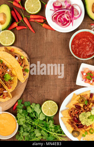 Ein Foto von einem ssortment vieler verschiedener mexikanische Lebensmittel, wie Tacos, Guacamole, Pico de Gallo, Nachos und andere, mit Kopie Raum Stockfoto