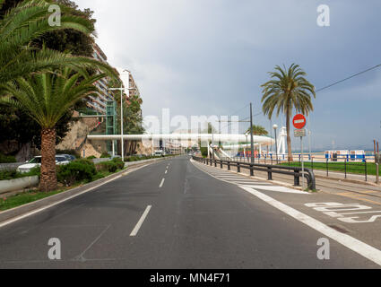 Die städtische Infrastruktur an der Küste von Alicante, der Straßenbahn und eine futuristische weiße Brücke für Fußgänger Zyklus Kreuzungen Stockfoto