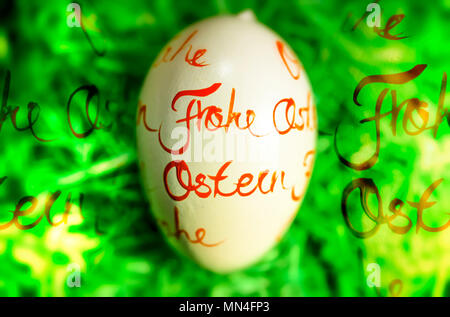 Osterei mit der Aufschrift Frohe Ostern, Osterei mit der Aufschrift Frohe Ostern Stockfoto