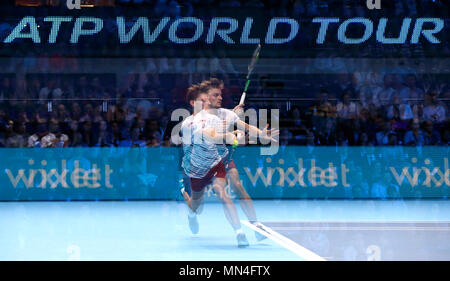 LONDON, ENGLAND - 17. NOVEMBER: (Anmerkung des Editors, in Kamera Mehrfachbelichtung) David Goffin von Belgien in Aktion während seiner singles Match gegen Novak Djokovic aus Serbien an Tag 5 der ATP World Tour Finale in der O2 Arena am 17. November 2016 in London, England. Stockfoto