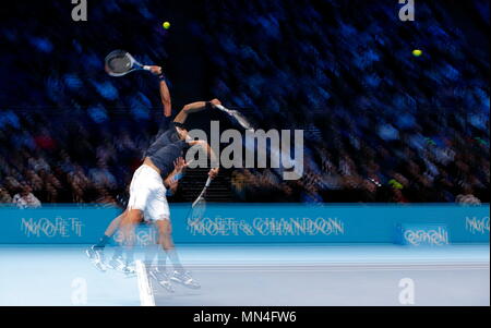 LONDON, ENGLAND - 17. NOVEMBER: (Anmerkung des Editors: in der Kamera mehrere Exposition) Novak Djokovic aus Serbien in Aktion, während seine Männer singles Match gegen David Goffin Belgien an Tag 5 der ATP World Tour Finale in der O2 Arena am 17. November 2016 in London, England. Stockfoto