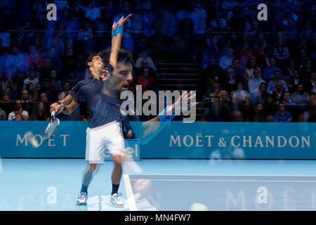 LONDON, ENGLAND - 17. NOVEMBER: (Anmerkung des Editors: in der Kamera mehrere Exposition) Novak Djokovic aus Serbien in Aktion während der in seiner Männer singles Match gegen David Goffin Belgien an Tag 5 der ATP World Tour Finale in der O2 Arena am 17. November 2016 in London, England. Stockfoto