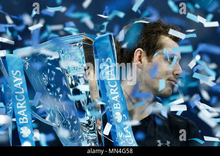 LONDON, ENGLAND - 20. NOVEMBER: Andy Murray Großbritannien lächelt und feiert mit der Trophäe, nachdem er die singles Turnier gegen Novak Djokovic aus Serbien an Tag Finale acht der ATP World Tour Finale in der O2 Arena am 20. November 2016 in London, England. Stockfoto