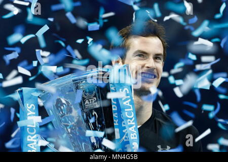 LONDON, ENGLAND - 20. NOVEMBER: Andy Murray Großbritannien lächelt und feiert mit der Trophäe, nachdem er die singles Turnier gegen Novak Djokovic aus Serbien an Tag Finale acht der ATP World Tour Finale in der O2 Arena am 20. November 2016 in London, England. Stockfoto